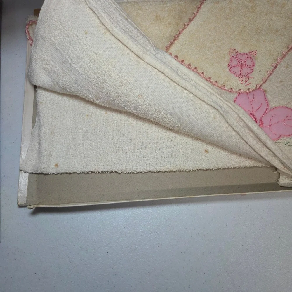 Vintage Pink Floral Embroidered Towel Set Cream Cotton w Gift Box Grandma‎ core